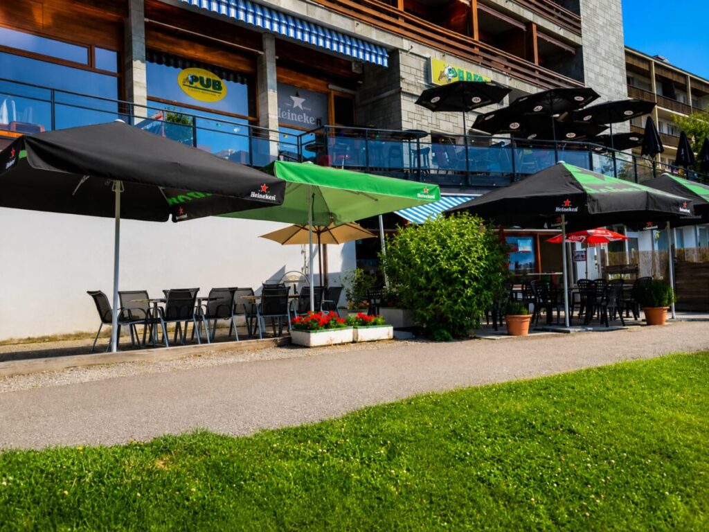 Bar et terrasse — BAR LE BOWLING, Crans-Montana